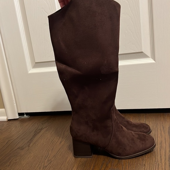 NWT Womens Brown Suede knee high riding low heeled boots (7) - Picture 4 of 4